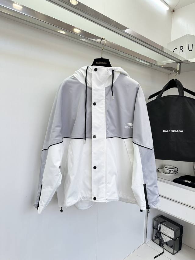 B*Lenciaga 2024早春新品 独家发售 款松慵懒的冲锋衣永远是衣柜里必不可少的单品 高级的灰与白色的撞色设计 把时尚休闲完美结合在一起 Color 白